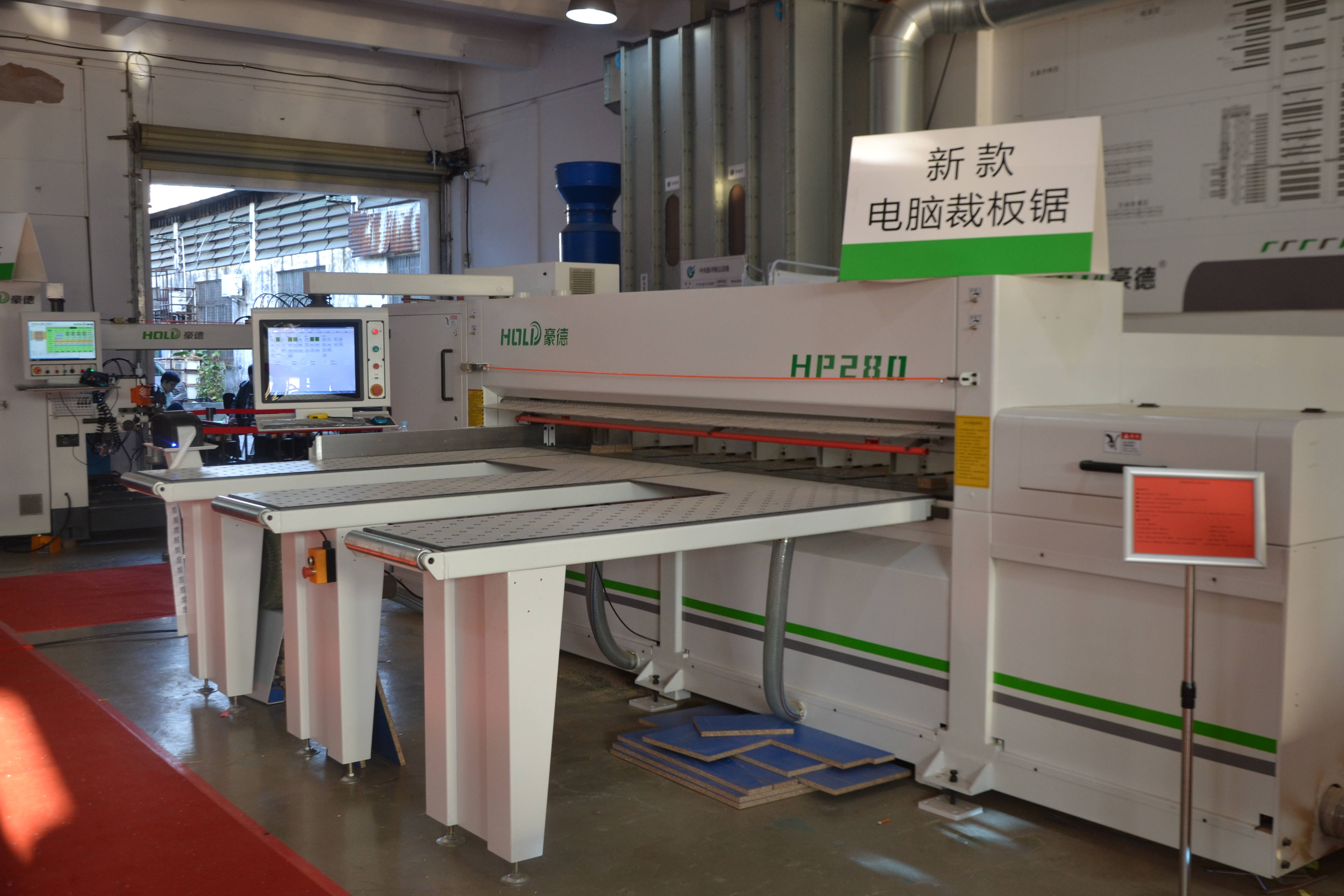 近几年,伦教木工机械发展都以智能化,自动化的方向前进,我们豪德也